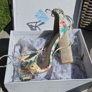 Qupid Lyra Tropical Print Lace-Up Heels Size 7.5
